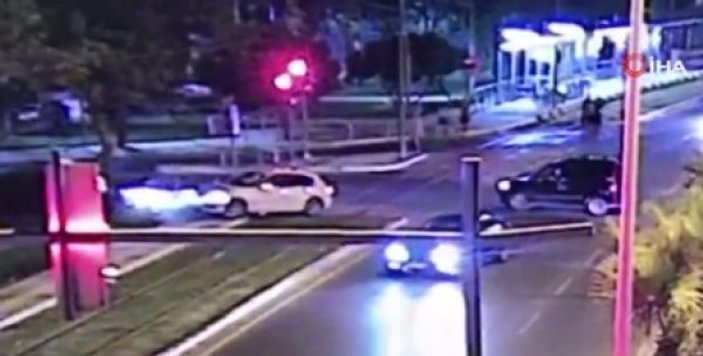 İzmir'de kırmızı ışıkta geçen trafik canavarı 3 yayaya çarptı