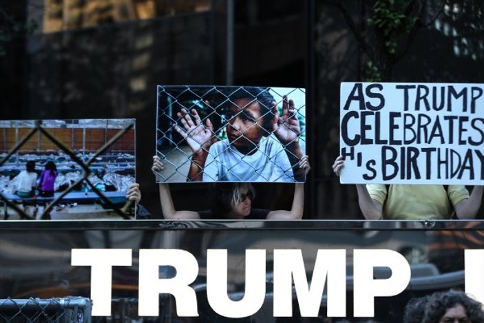Trump'ı doğum gününde protesto ettiler