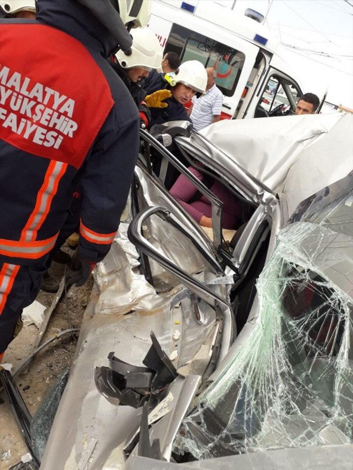 Malatya'da midibüsle otomobilin feci kazası: 6 yaralı