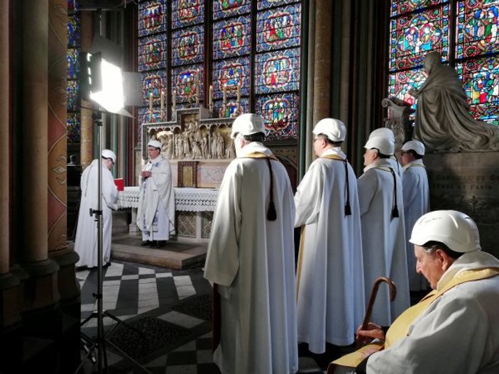 Notre Dame'da beyaz baretli ayin