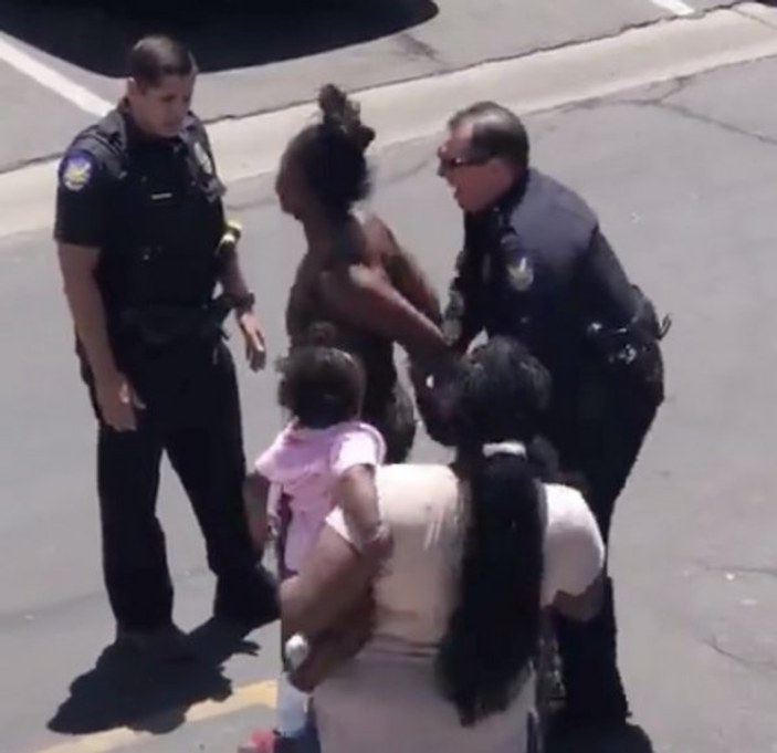 ABD polisi, siyahi aileyi 1 dolarlık bebek için vuracaktı
