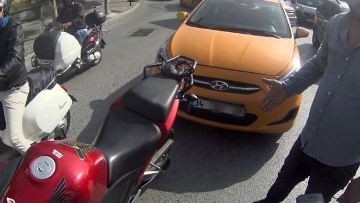 Taksici ile motosiklet sürücüsünün kaza tartışması