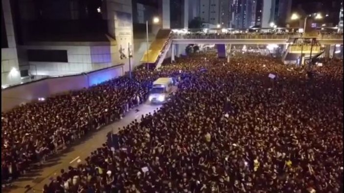 Hong Kong'ta 2 milyon kişi ambulansa yol verdi