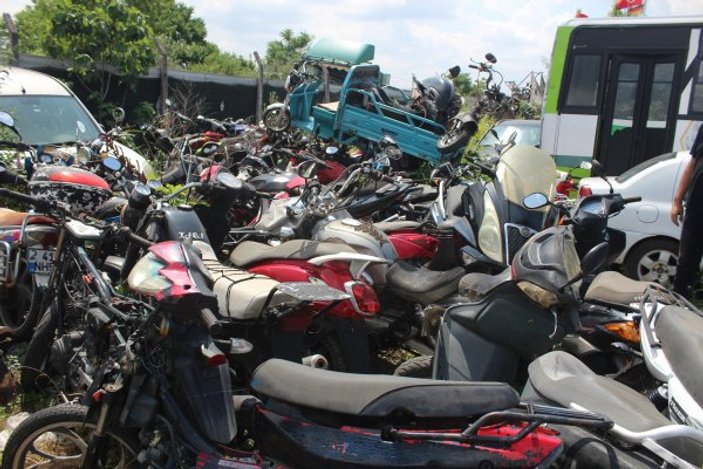 Kocaeli’de araçlar otoparkta çürüyor