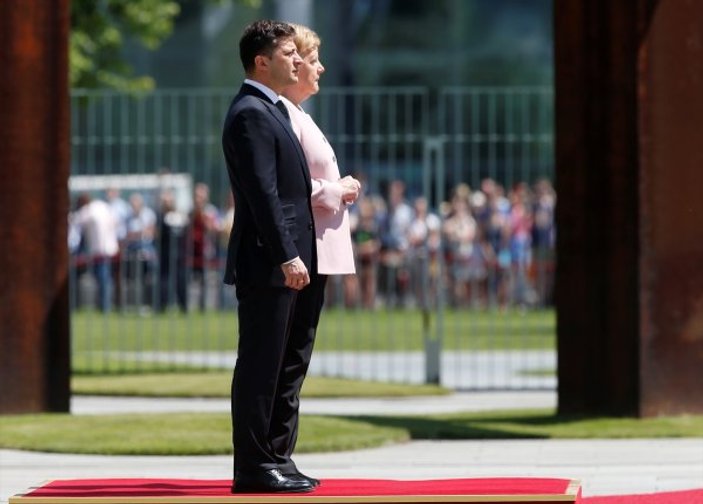 Merkel, resmi törende fenalaştı