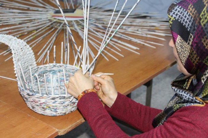 Balıkesir'de gazeteler sanat eserine dönüşüyor