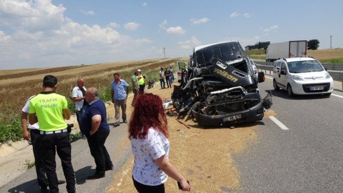 Edirne'de minibüsü buğday yüklü traktöre çarptı: 6 yaralı