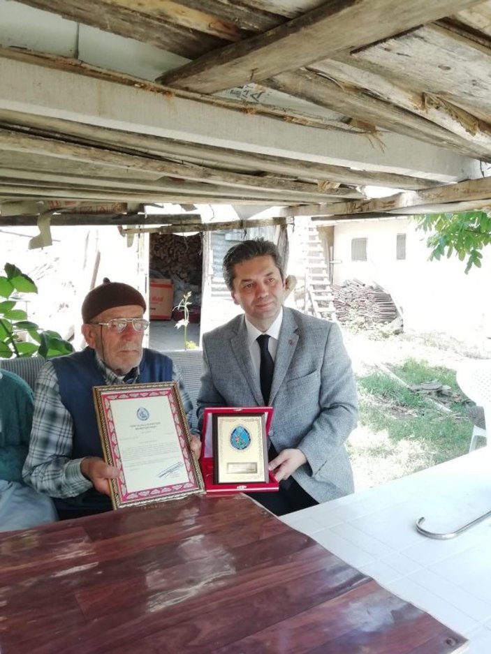 Sivas'ta emekli dede 5 bin lirayı Mehmetçik'e bağışladı