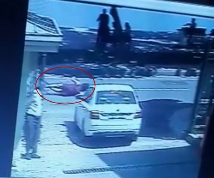 İstanbul'da motosikletin çarptığı kadın havaya uçtu
