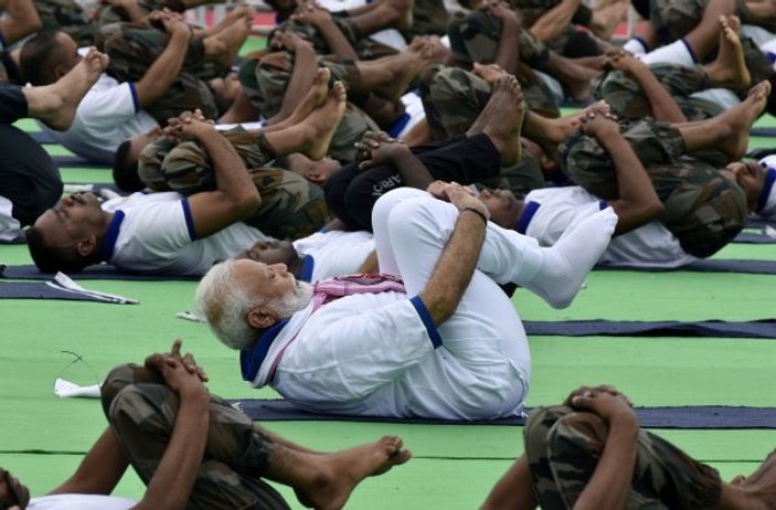 Hindistan Başbakanı Mondi yoga yaptı