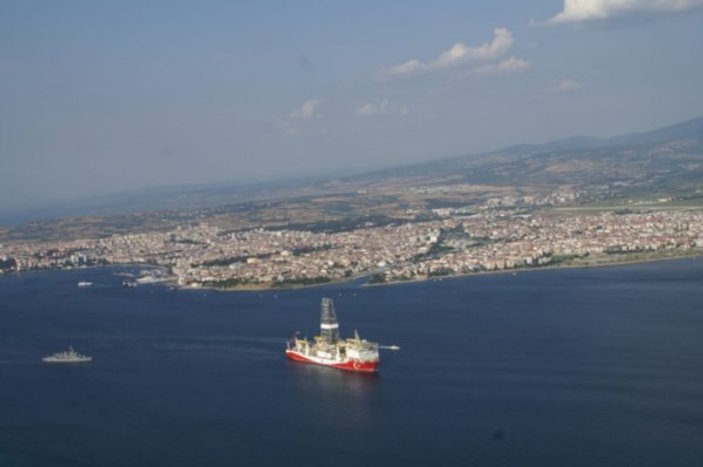 Yavuz sondaj gemisi Çanakkale Şehitliği'ni selamladı