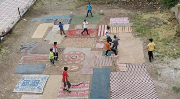 Boş araziye halı seren çocukların futbol aşkı