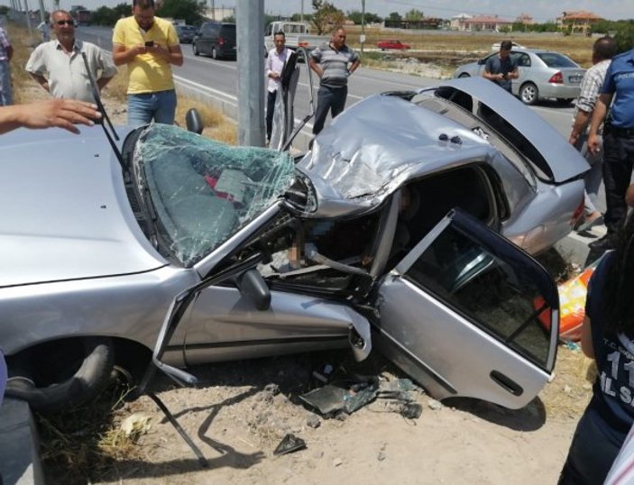 Aksaray’da otomobil direğe çarptı: 3 ölü