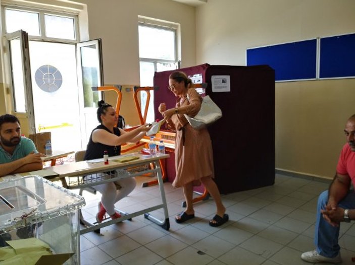 Hülya Avşar ve Zehra Çilingiroğlu birlikte oy kullandı