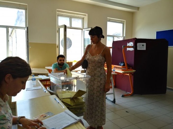 Hülya Avşar ve Zehra Çilingiroğlu birlikte oy kullandı