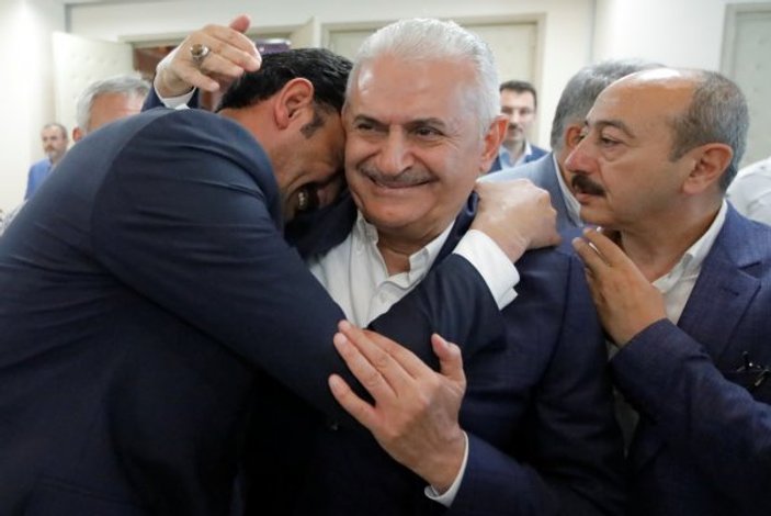 AK Parti İl Başkanlığı'nda gözyaşları