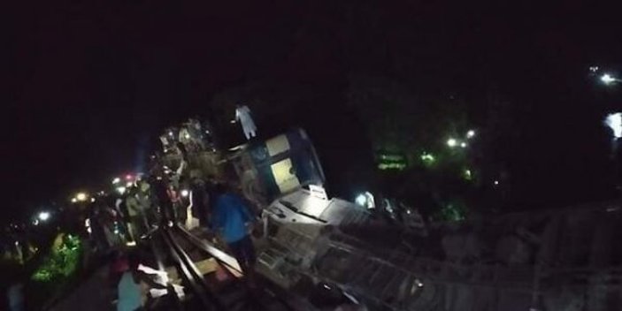 Bangladeş'te yolcu treni nehre düştü