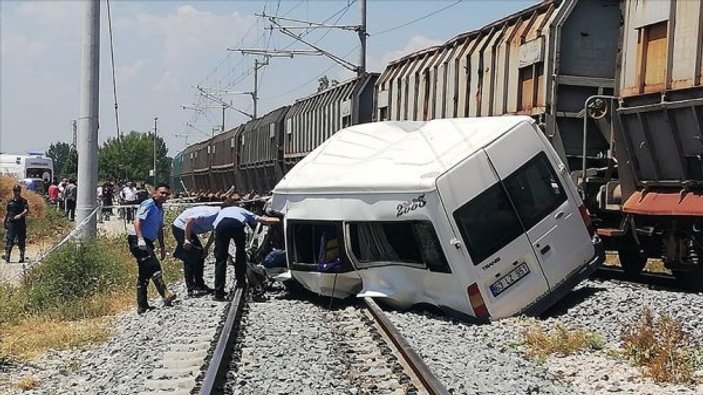 Mersin'de yük treni minibüse çarptı: 1 ölü, 8 yaralı