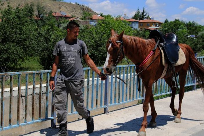 Sivas'tan atıyla birlikte askere gitmek için yola çıktı