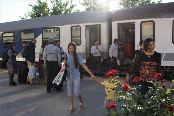 Tahran-Van treninin ilk yolcuları ulaştı