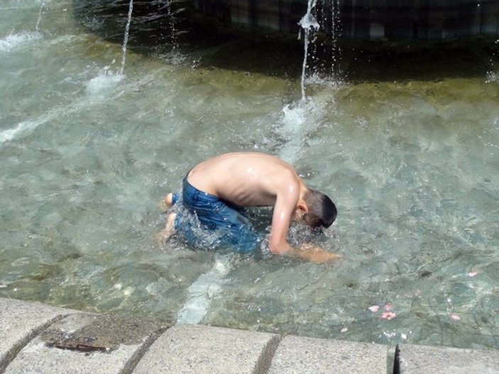 Çocuklar Gezi Parkı'ndaki havuzda serinledi