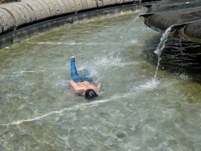 Çocuklar Gezi Parkı'ndaki havuzda serinledi