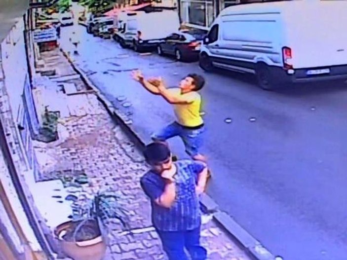 Fatih'te pencereden düşen bebeği havada yakaladı