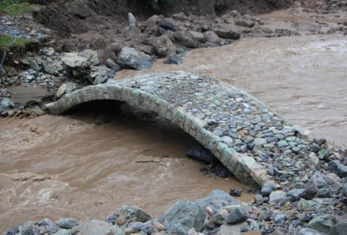Araklı'daki selde bir tek tarihi köprü sağlam kaldı