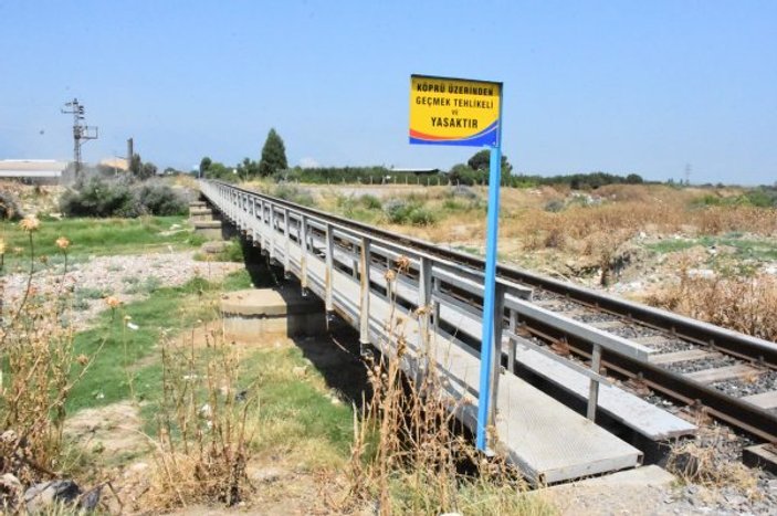 Manisa'da yaşlı adam tren çarpmasın diye köprüden atladı