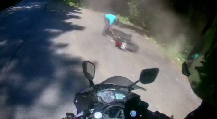Virajı alamayan motosikletli kendini yerde buldu