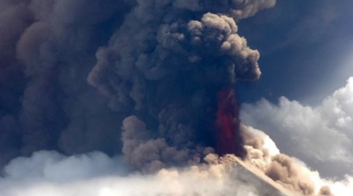 Papua Yeni Gine’de yanardağ patladı: 5 bin kişiye tahliye