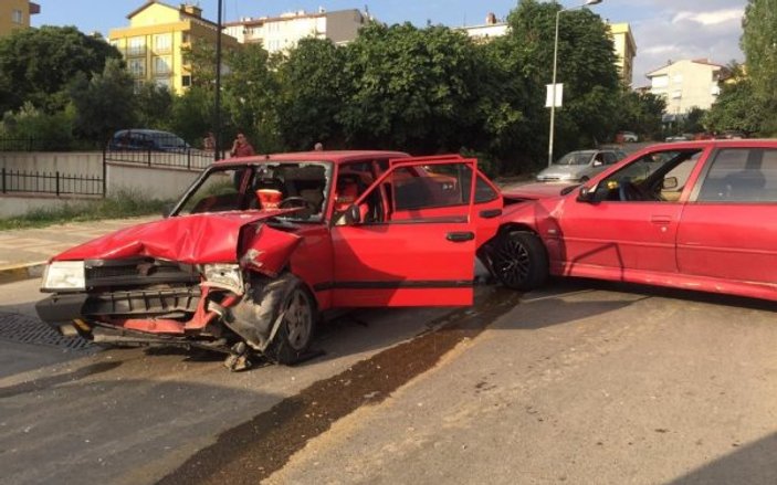 Kocaeli'de otomobiller kafa kafaya çarpıştı: 4 çocuk yaralı