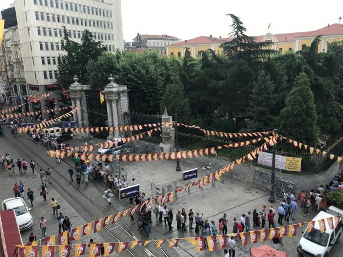 Galatasaray İlkokulu için binlerce öğrenci kuyruğa girdi