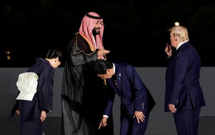 G-20 aile fotoğrafında Trump-Selman-Abe'nin ilginç karesi