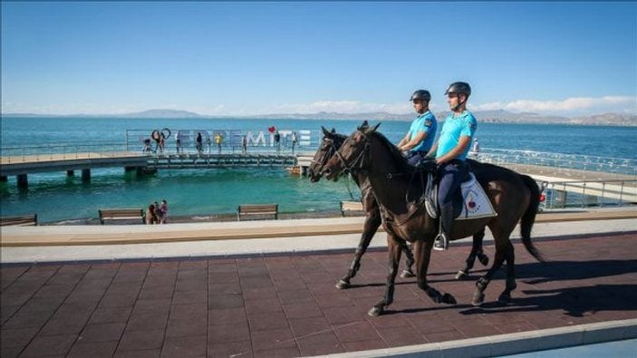 Van Gölü'nü de atlı polisler koruyor