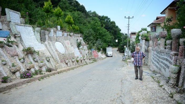 Emekli imam yaşadığı sokağı taşlarla süsledi