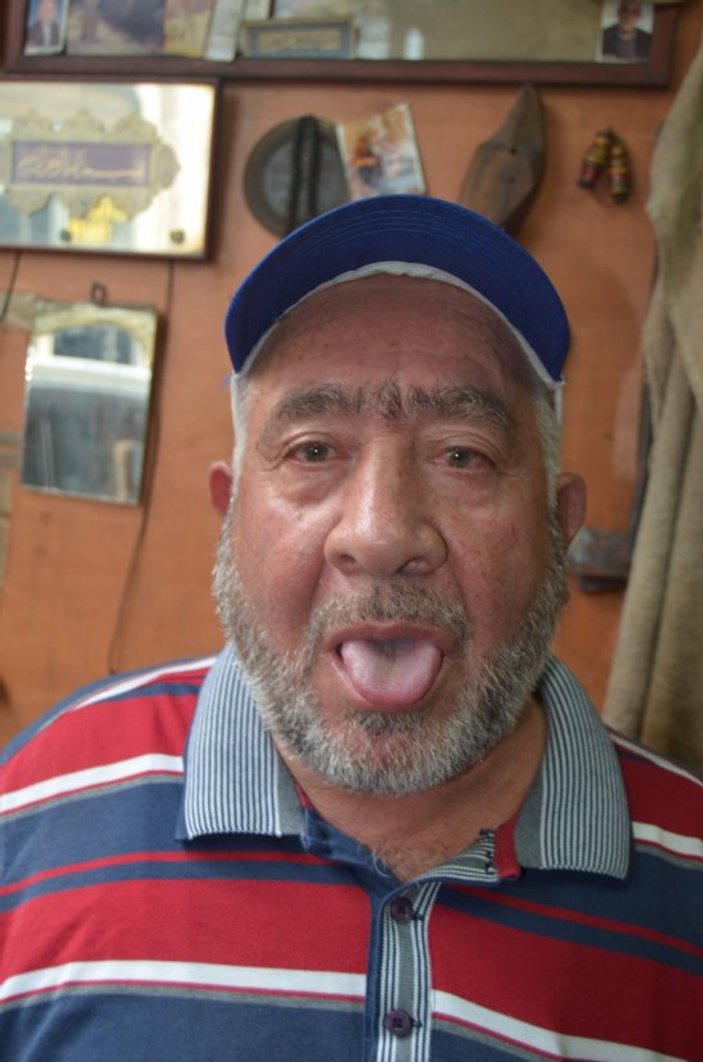 Trabzon'da demir yalayan adam türkü söyledi