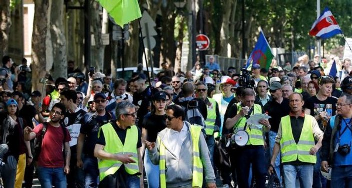 Fransa'da göstericiler yine sokaklarda