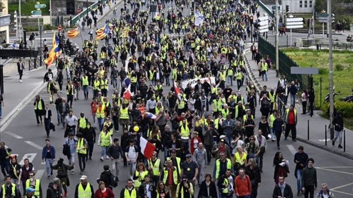 Fransa'da göstericiler yine sokaklarda