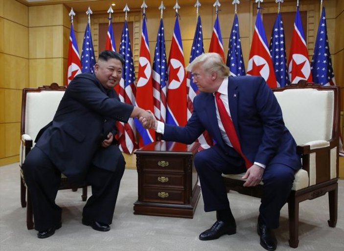 Trump ile Kim, silahsızlandırılmış bölgede buluştu