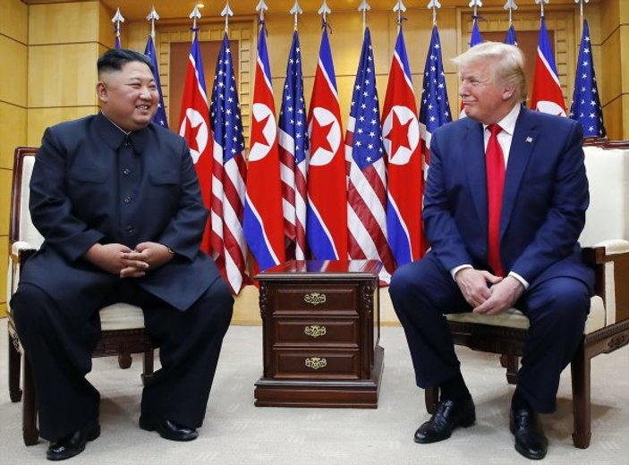 Trump ile Kim, silahsızlandırılmış bölgede buluştu