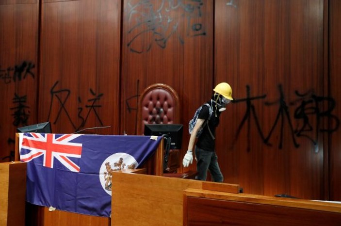 Hong Kong'da göstericiler meclisi bastı