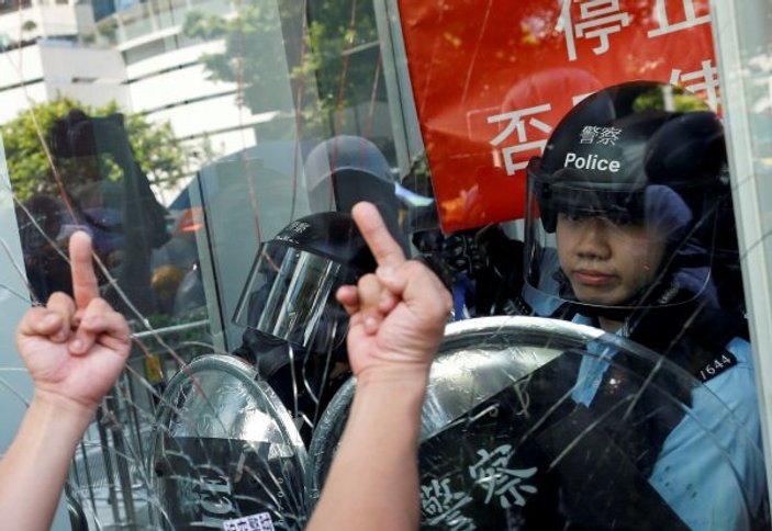 Hong Kong'da göstericiler meclisi bastı