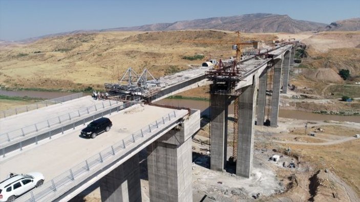 Hasankeyf-2 Köprüsü'nün tamamlanmasına son 30 metre