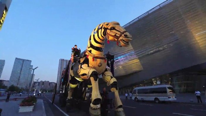 Çin'de 50 tonluk dev robot at