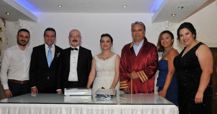 Antalya'da evlenen iki ses sanatçısından sahne şov