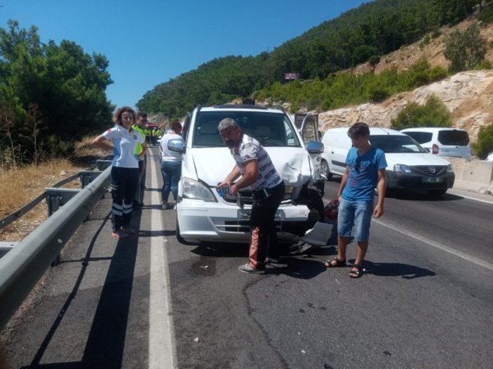 Antalya'da kazayı izleyenler kazaya yol açtı