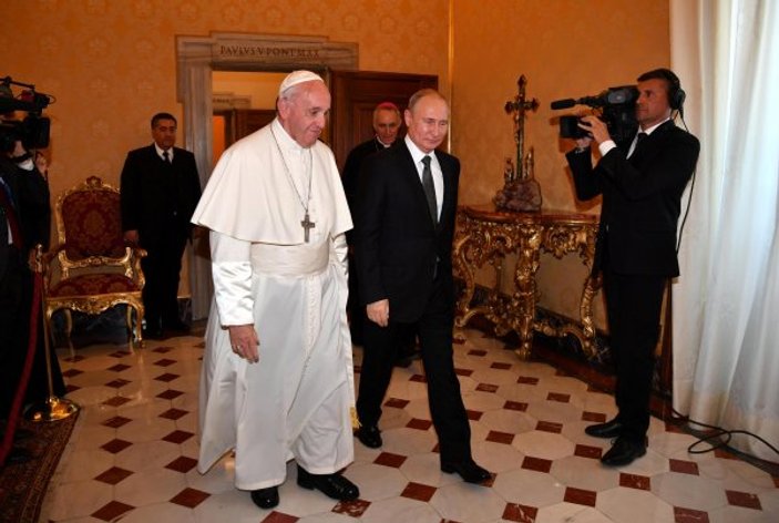 Putin, Papa Francis ile buluştu