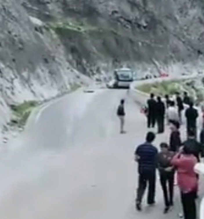 Çin'de kaya otobüsün üstüne düştü: 3 ölü, 8 yaralı