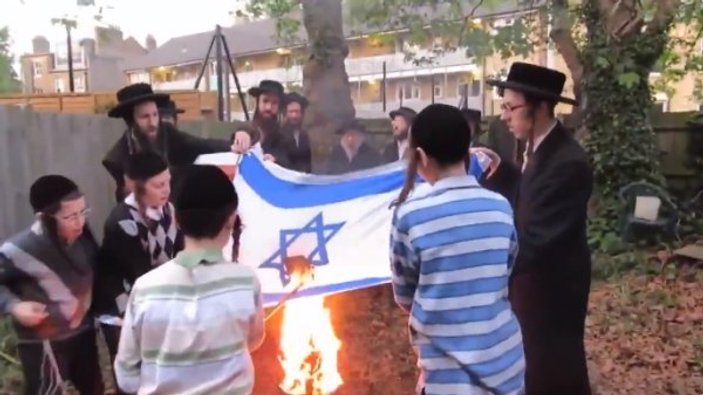 Ultra Ortodoks Yahudiler İsrail bayrağını yaktı